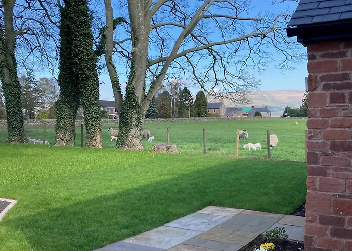 4 Bed In Penrith Oc-89353 *